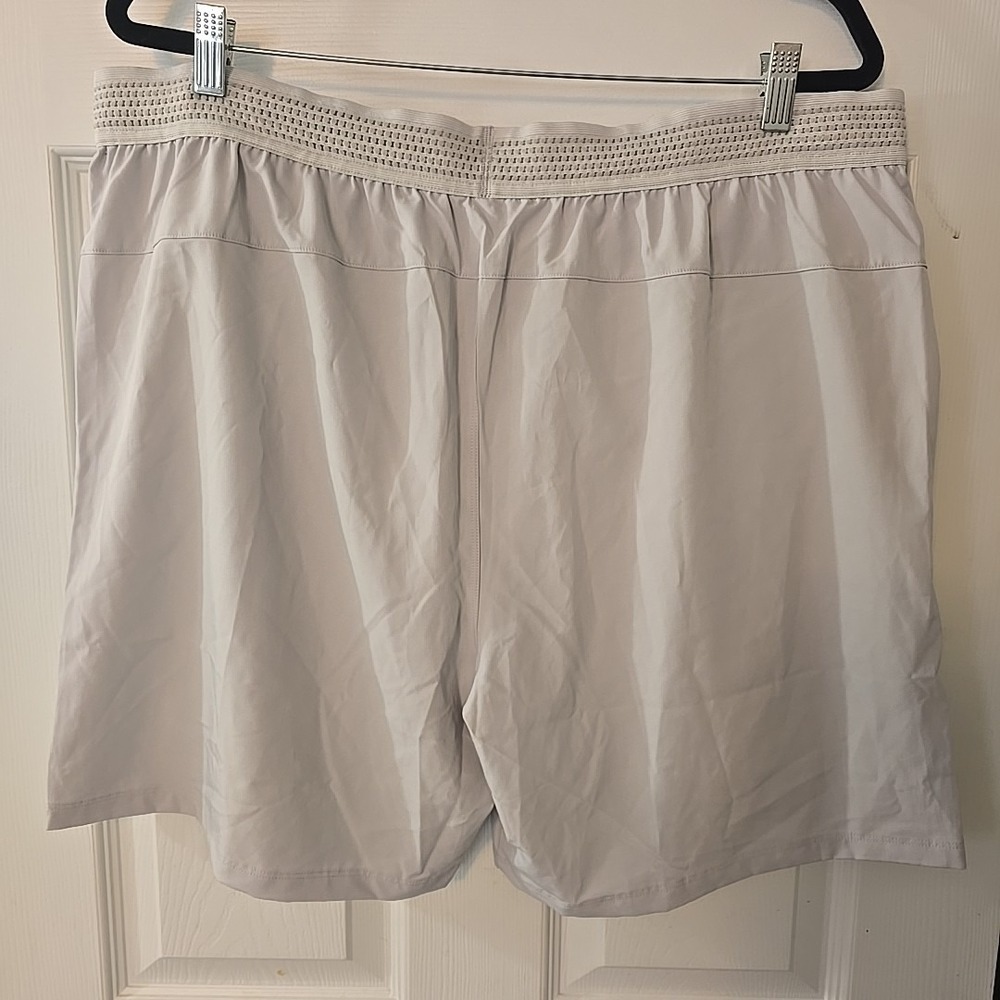 Fabletics Mens 7" Fundamental Light Gray Shorts Activewear Workout Size XXL NWT - Picture 3 of 4